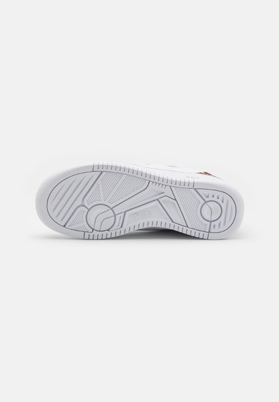 Hvid sneakersål med strukturerede gripmønstre og præget logo "Polo" med cirkulære og geometriske designelementer.