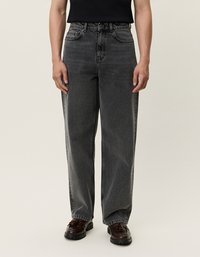 Tmavo šedé džínsy s vysokým pásom vyrobené z denimu, s rovnými nohavicami, vyblitou textúrou, pútkami na opasok a prednými vreckami.