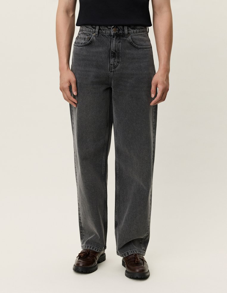 Tmavo šedé džínsy s vysokým pásom vyrobené z denimu, s rovnými nohavicami, vyblitou textúrou, pútkami na opasok a prednými vreckami.