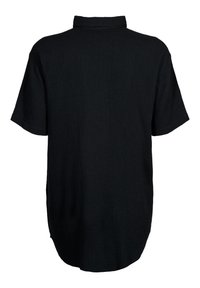 Chemise noire à manches courtes avec un tissu texturé, un col et une coupe décontractée avec un ourlet légèrement arrondi à l'arrière.