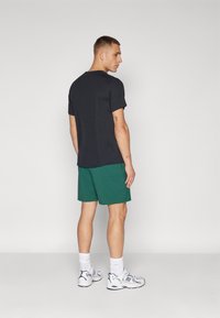 New Balance ESSENTIALS SHORT - Pantalón corto de deporte - nightwatch green