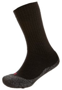 Calcetín negro de canalé con punta y talón acolchados en gris. La tela parece suave, elástica y duradera. Acento de logo rojo en el lateral.