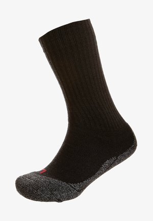 Calcetín negro de canalé con punta y talón acolchados en gris. La tela parece suave, elástica y duradera. Acento de logo rojo en el lateral.