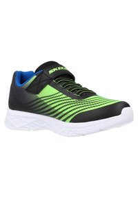 Zwart en groene sport schoen met een mesh bovenwerk, een gestructureerde zool en een verstelbare band. Heeft heldere blauwe accenten en een kenmerkend streep patroon.
