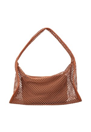 Sac cabas en maille marron avec large bandoulière, poche intérieure en tissu doux et motif en tissage ouvert sur fond blanc.