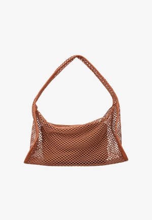 Sac cabas en maille marron avec large bandoulière, poche intérieure en tissu doux et motif en tissage ouvert sur fond blanc.