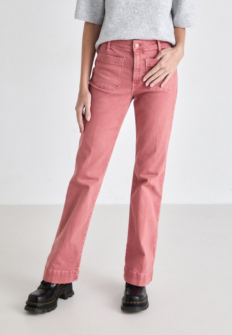 Wrangler FLARE - Flared Jeans - washed red