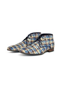 Geweven enkelboots met een multicolore pixelpatroon in tinten blauw, bruin en beige; ronde neus, vetersluiting en een lage hak.