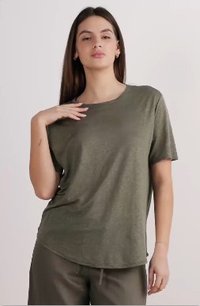 Olivengrøn kortærmet T-shirt lavet af let stof, med en rund halsudskæring og en afslappet pasform, parret med matchende bukser.