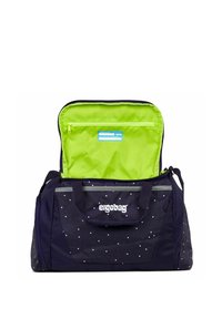 Reisduffel met een marineblauwe buitenkant met sterrenpatroon, heldergroene binnenkant, dubbele handvaten en een ritsvak aan de binnenkant.