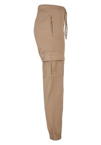 Pantalon cargo beige avec taille élastique, cordon de serrage ajustable et poches latérales ; comprend une poche plaquée sur la cuisse gauche.