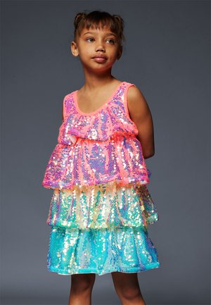Robe à volants avec des paillettes, dotée d'une couche supérieure rose, suivie de couleurs pastel irisées, de forme A-line et de texture douce.
