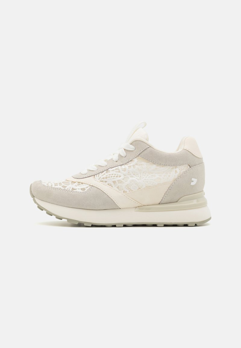 Baskets à lacets en gris clair et beige, dotées d'une tige en mesh avec un motif de lacet, des accents en cuir suédé, une semelle rembourrée et un logo.