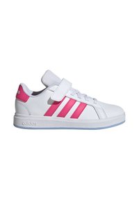 Scarpa atletica bianca con accenti rosa, tre strisce rosa, fascia a strappo, parte superiore testurizzata e suola in gomma blu chiaro.