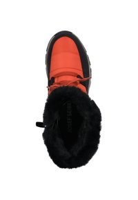 Rote und schwarze isolierte Stiefel mit einem mit Fell gefütterten Kragen, ausgestattet mit gesteppten Paneelen und runden Schnürsenkeln, designed für Wärme und Komfort.