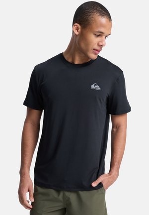 Maglietta sportiva nera in tessuto traspirante, con scollo rotondo e piccolo logo grigio sul petto. Maniche corte e vestibilità comoda.