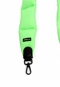 Neon groene gewatteerde riem met zwart leren accent en metalen clip. Heeft een gestructureerd, gequilt ontwerp en een logo patch met "Clio Goldrenner."