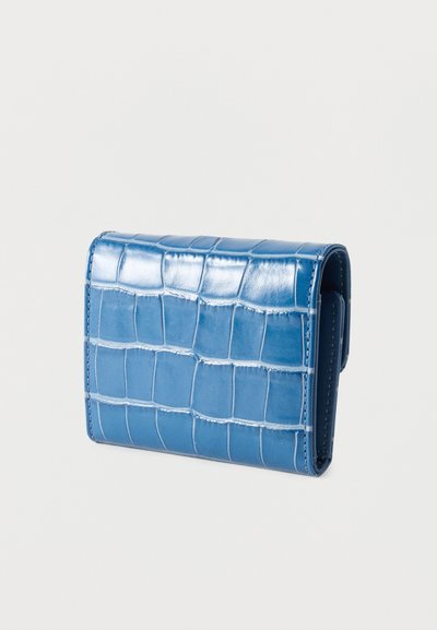 Portefeuille bleu compact avec texture crocodile brillante, design plié et couture visible sur fond blanc.