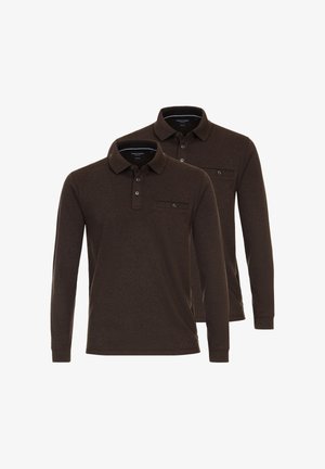 Zwei identische, dunkelbraune Langarm-Polohemden mit Knopfmessern und einer einzigen knöpfbaren Brusttasche, auf einem weißen Hintergrund dargestellt.