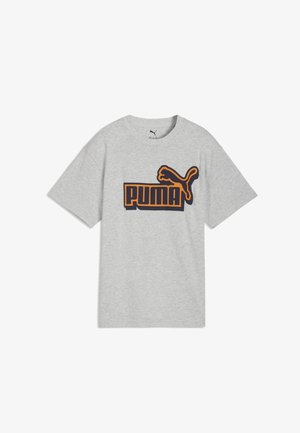 T-shirt gris clair à manches courtes avec col rond et grand logo Puma orange et noir sur la poitrine.