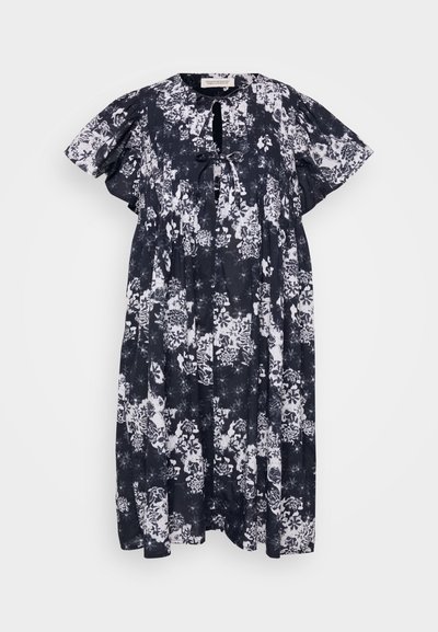 Blommigt mönstrad kortärmad klänning i marinblått och vitt, med rund hals, knytning framtill och en lös, flödande silhuett.