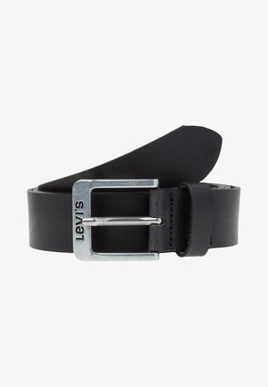 Ceinture en cuir noir enroulée avec une boucle rectangulaire en métal argenté gravée du mot "Levi's" sur le côté.