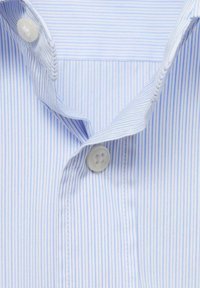 Hellblau- und weiß gestreife Button-Up-Hemd mit klassischem Kragen, ausgestattet mit weißen Plastikknöpfen und einer glatten, weichen Stofftextur.