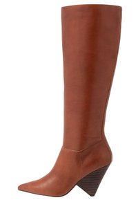 Bottes en cuir marron montant jusqu'aux genoux, avec un bout pointu, un talon compensé et une texture lisse. Présentent des coutures discrètes et un design effilé.