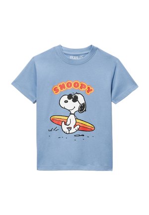 T-shirt bleu clair avec un graphisme de Snoopy portant des lunettes de soleil et tenant une planche de surf jaune et rouge, avec le texte "SNOOPY" au-dessus.
