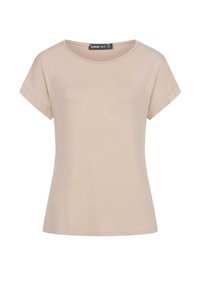 T-shirt beige à manches courtes en tissu doux ; possède un col rond et une coupe décontractée avec des manches repliées. L'étiquette indique "CLOUD 5IVE."