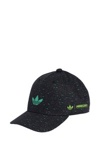 Černý tečkovaný baseballový klobouk s pixelovaným zeleným logem Adidas a neonově zeleným textem Minecraft na straně.
