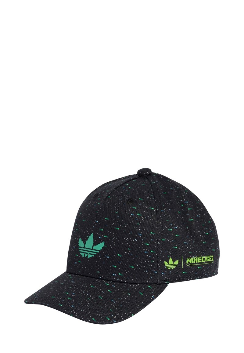 Černý tečkovaný baseballový klobouk s pixelovaným zeleným logem Adidas a neonově zeleným textem Minecraft na straně.