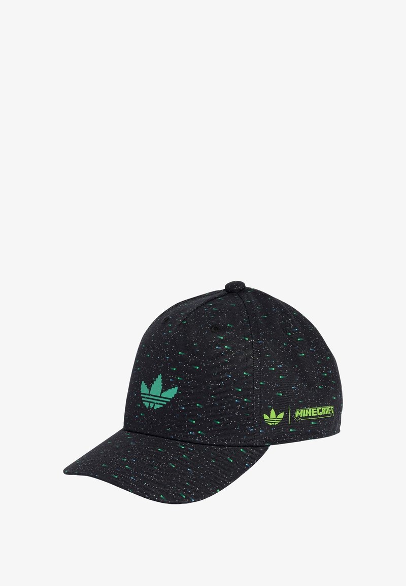 Černý tečkovaný baseballový klobouk s pixelovaným zeleným logem Adidas a neonově zeleným textem Minecraft na straně.