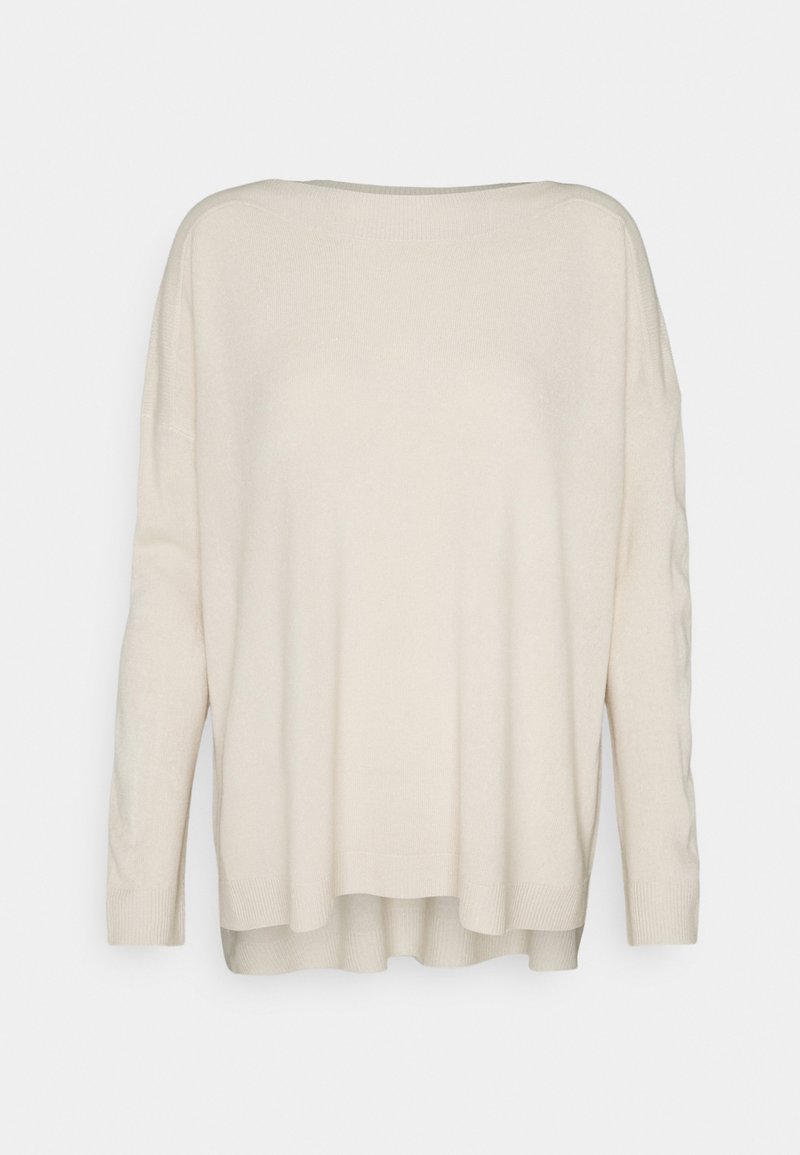 Pull en maille couleur crème à manches longues, coupe ample, col rond et ourlet arrière légèrement plus long.