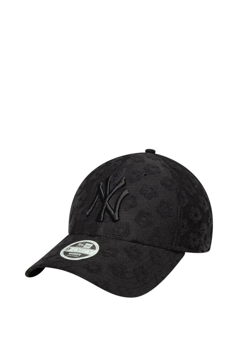 Berretto nero con motivo floreale in rilievo, caratterizzato da un logo ricamato nero in evidenza sulla parte anteriore e una visiera curva.