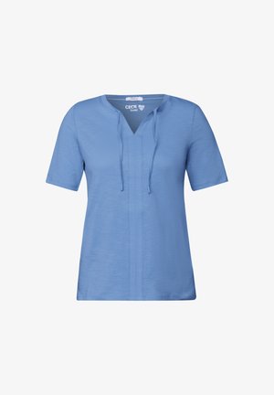 Světle modré tričko s krátkým rukávem a véčkovým výstřihem, s tkaničkami a vertikálním prošíváním v přední části, vyrobené z jemné látky.