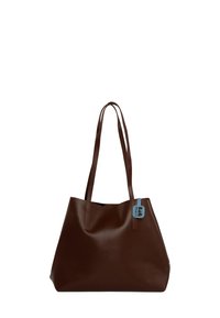 Geantă de umăr din piele maro, cu două m�ânere lungi, o textură netedă și o etichetă mică albastră atașată de unul dintre mânere. Design simplu, fără ornamente.