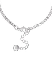 Collana in metallo argentato con chiusura a moschettone, caratterizzata da anelli uniformi e lunghezza regolabile con un piccolo tag rotondo.