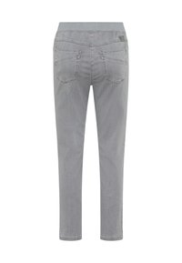 Grijze denim jeans met een slanke pasvorm, elastische tailleband en twee achterzakken. De stof heeft een gladde textuur en minimale stikseldetails.