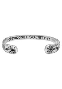 Silverarmband med en texturerad palmträddesign på ändarna och ingraverad text "Coconut Society" på den inre bandet.