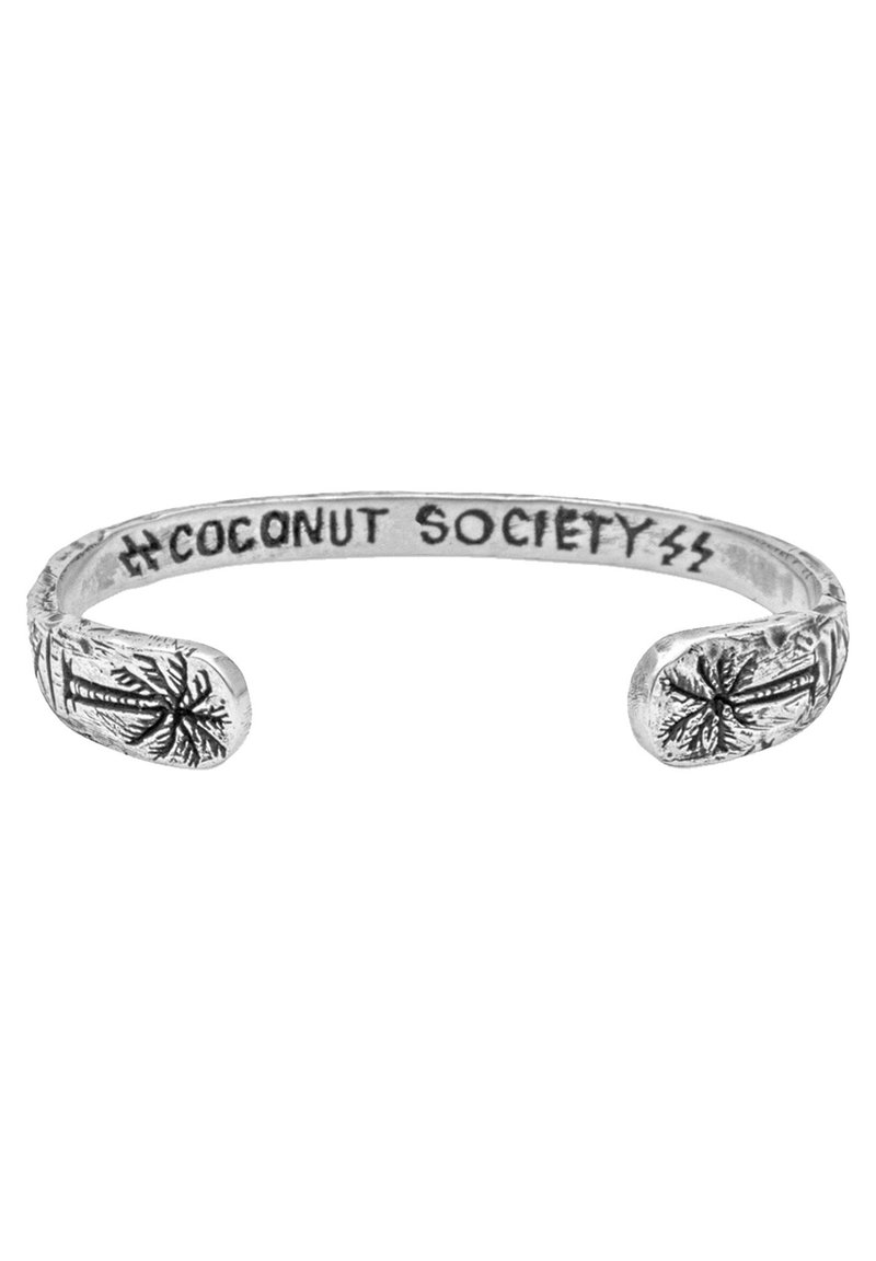Silverarmband med en texturerad palmträddesign på ändarna och ingraverad text "Coconut Society" på den inre bandet.
