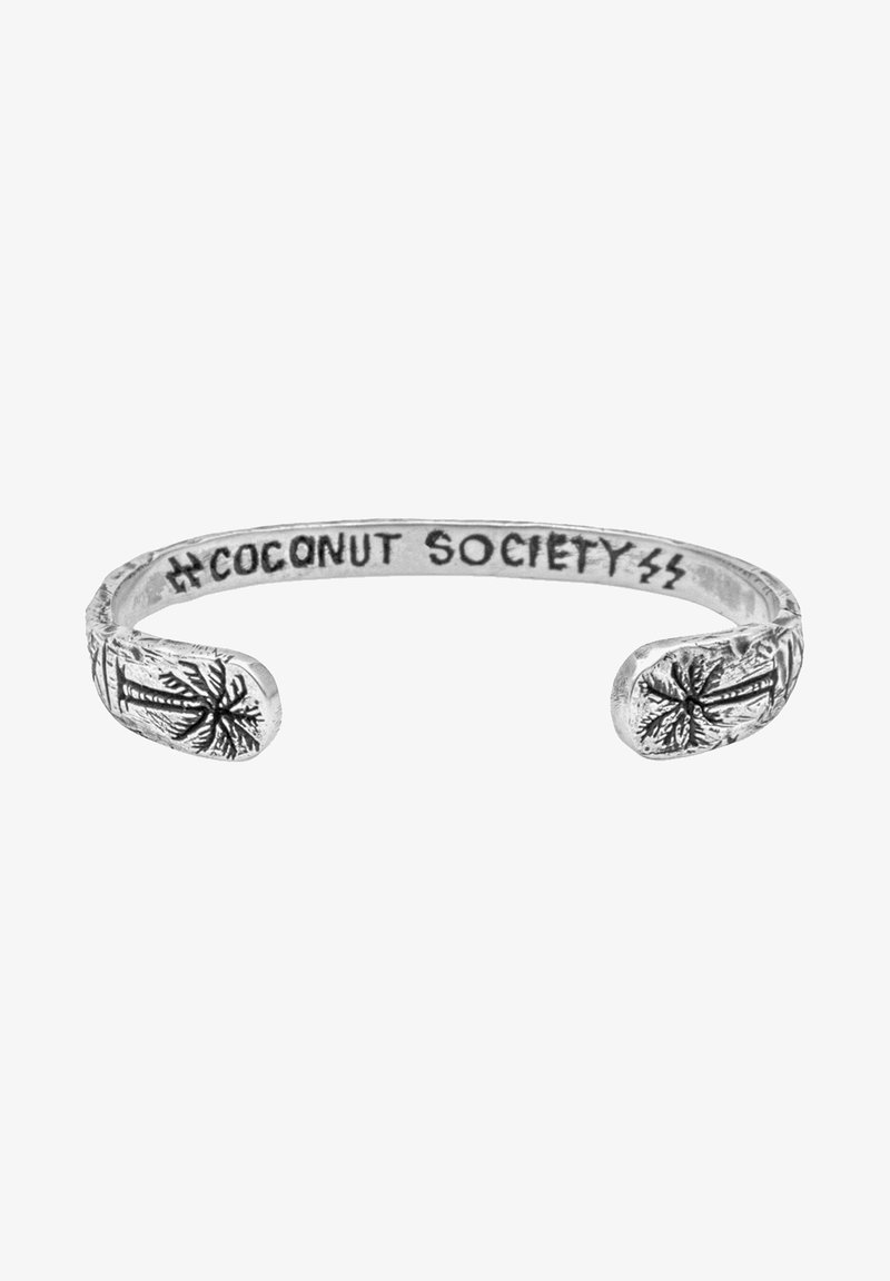Silverarmband med en texturerad palmträddesign på ändarna och ingraverad text "Coconut Society" på den inre bandet.