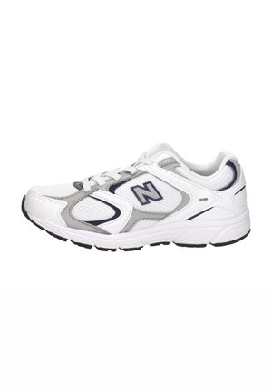 Scarpa da corsa New Balance bianca e grigia con pannelli in mesh, chiusura a lacci e suola nera, numero modello 408 sul lato.