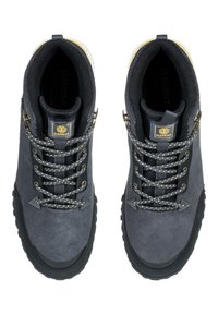 Graue Wildleder-Wanderschuhe mit schwarzen Akzenten, strukturierter Gummisohle, goldenen Ösen und gemusterten Schnürsenkeln. Enthält ein Markenlogo auf der Zunge.