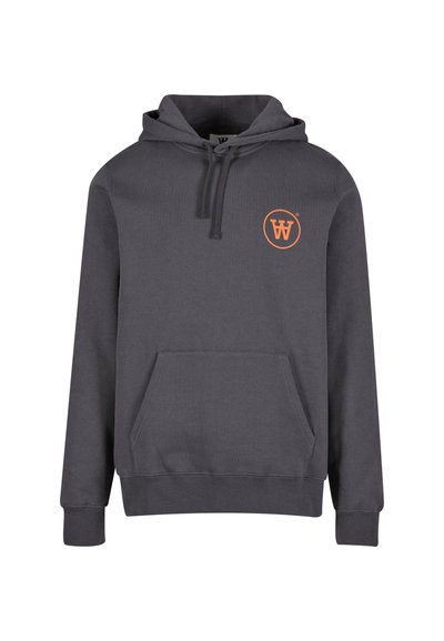 Grå hettegenser laget av myk stoff, med kengurulomme, snor i hetten og en oransje rund logo på venstre brystområde.