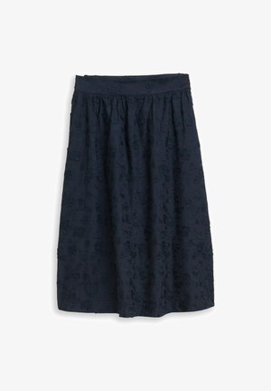 Granatowa spódnica do kolan z tłoczonym kwiatowym wzorem i marszczonym paskiem, prezentowana na białym tle.