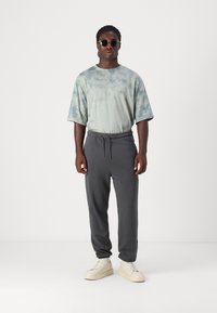 Jack & Jones JPSTKARL JJCHARGE FADED PANTS - Pantaloni sportivi - castlerock