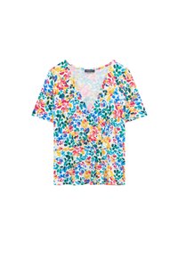 Top floral de manga corta con cuello en V, que presenta un estampado colorido de rosa, amarillo y verde sobre un fondo blanco. Tejido suave, corte relajado.