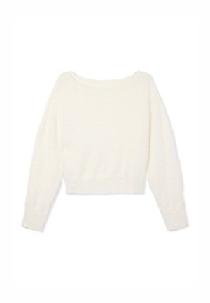 Przycięty biały sweter o miękkiej, puszystej teksturze, z szerokim dekoltem i długimi rękawami. Brak widocznych wzorów i detali metalowych.