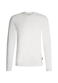 Weißes Langarmshirt aus weichem Baumwollmaterial, mit Rundhalsausschnitt und einem kleinen roten Etikettakzent auf der unteren linken Seite.